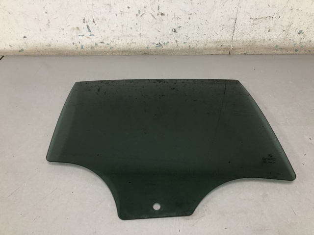 Скло заднє праве 51357182124 BMW