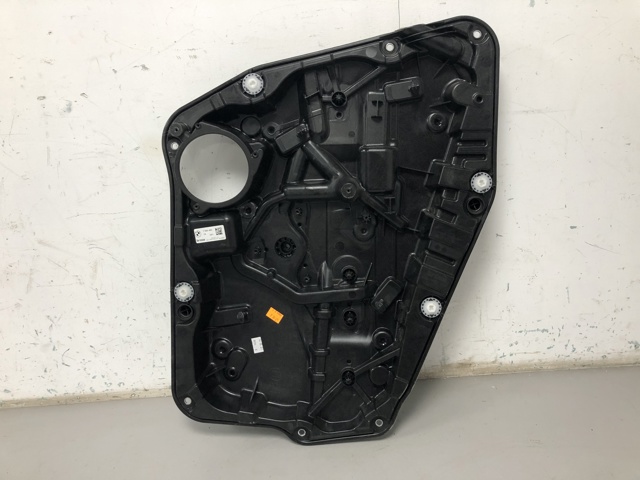 Склопідйомник задніх правих дверей 51357498150 BMW