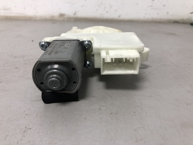 Двигун стеклопод'емника двері задньої, правої 51358495868 BMW