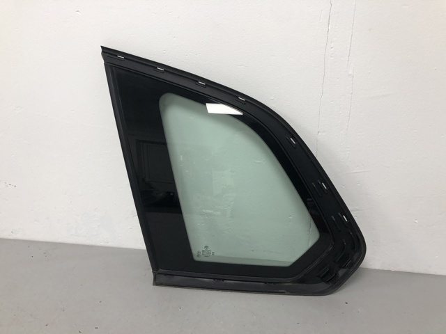 Скло багажника, ліве 51377444077 BMW