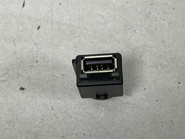 Зарядний пристрій USB 5Q0035726 VAG