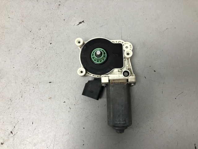 Мотор склопідйомника дверей передніх, правих 67627267692 BMW
