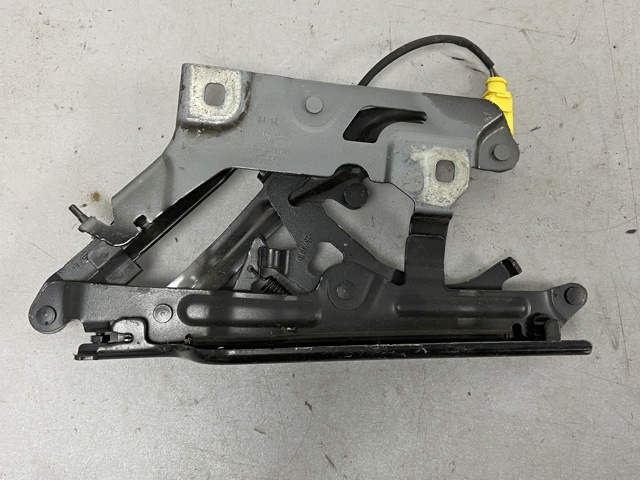 Петля капота, права 80A823302D VAG