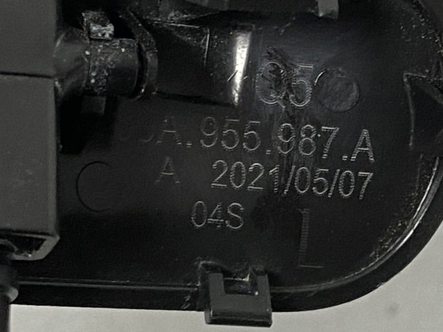 Форсунка омивача скла лобового, ліва 80A955987A VAG