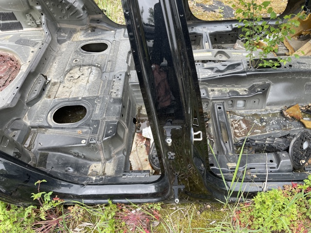 Отвір передніх правих дверей 83A809840 VAG