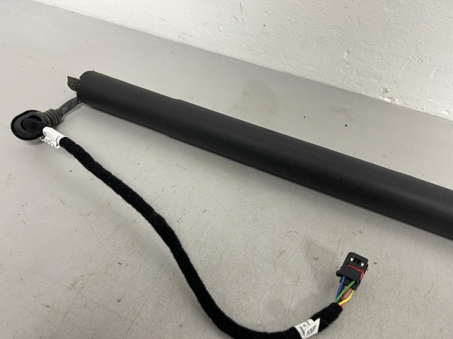 Амортизатор задньої ляди Audi Q3