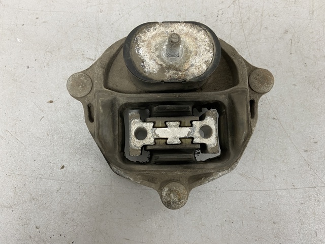 Кронштейн подушки КПП 8K0399151 VAG