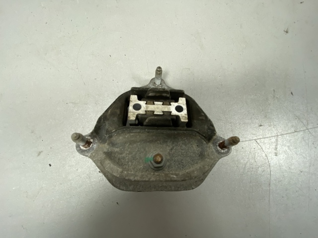 Кріплення подушки коробки передач 8K0399151 VAG