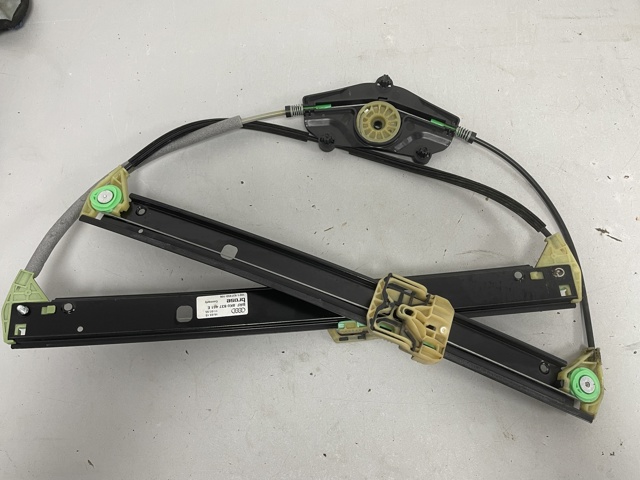 Склопідйомник передньої лівої двері 8K0837461E VAG