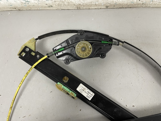 Склопідйомник передньої правої двері 8K0837462E VAG