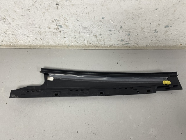 Накладка задніх дверей, правих, вертикальних 8K0839902Q VAG