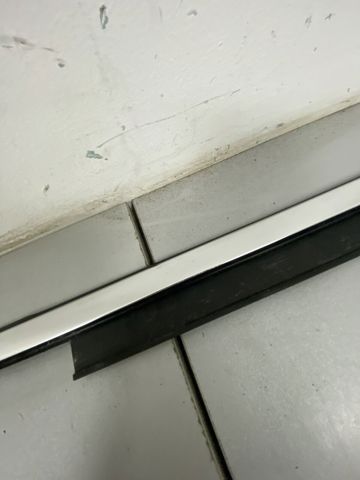 Молдинг опускного скла нижній, двері передньої, правої 8K0853284H VAG
