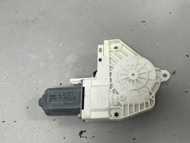 Двигун склопідіймача двері передньої, правої 8K0959802A VAG