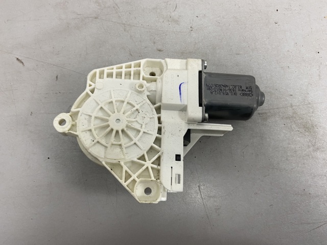 Моторчик склопідйомника двері задніх, правих 8K0959812A VAG
