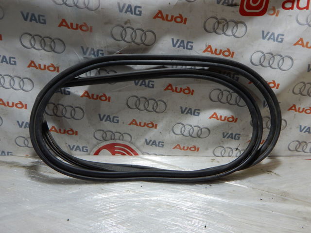 Ущільнювач кришки багажника 8K5827705C VAG