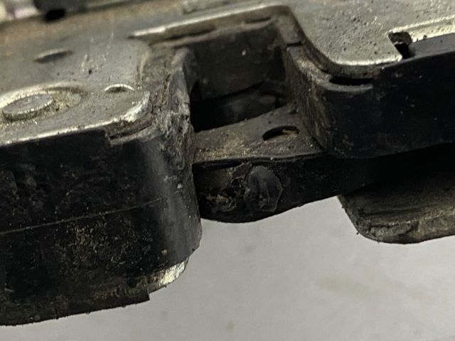 Замок і ручка дверей задка 8K9827505A VAG