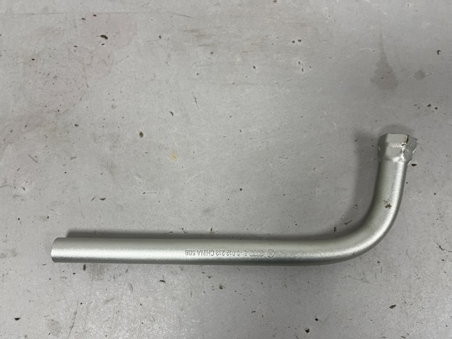 Гак буксирувальний Ауді Ку 3