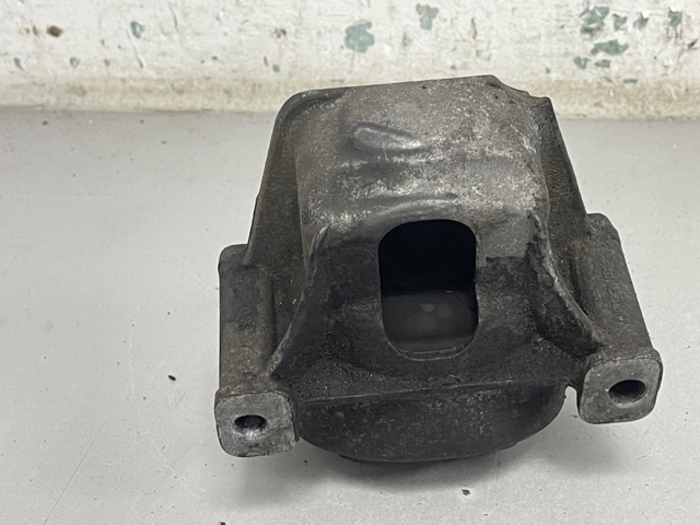 Права опора двигуна 8R0199381 VAG