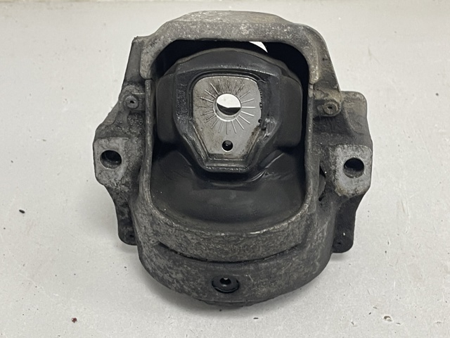 Права подушка мотора 8R0199381 VAG