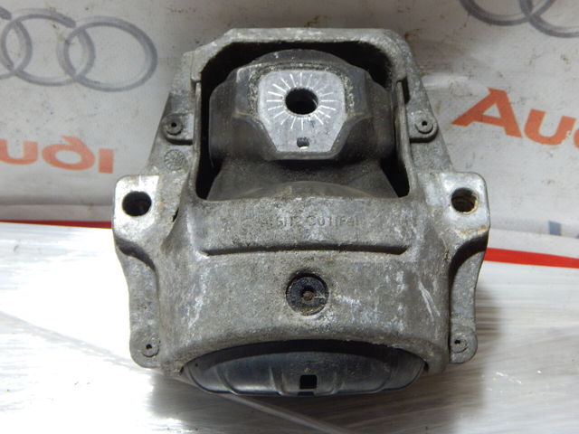 Подушка (опора) двигуна, ліва 8R0199381G VAG