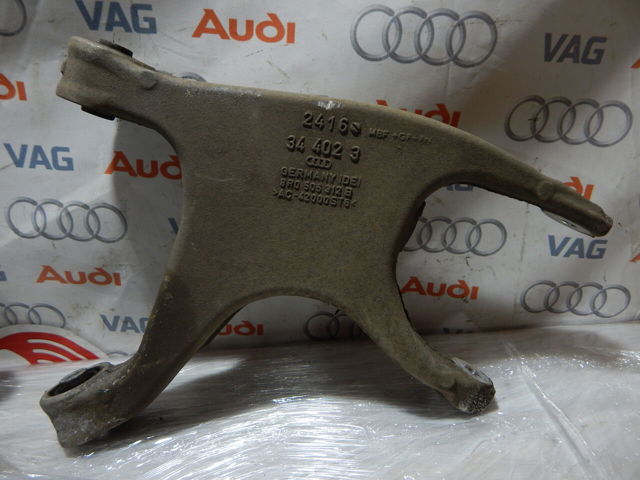 Важіль задньої підвіски нижній, правий 8R0505312B VAG