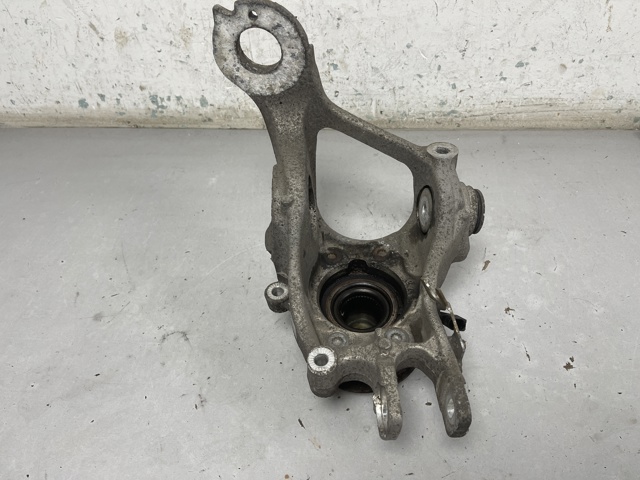 Кулак поворотний лівий 8R0505431F VAG