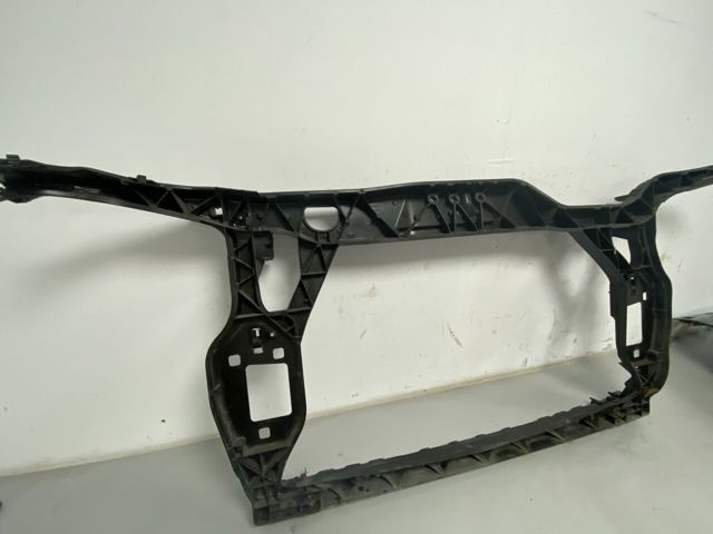 Кронштейн кріплення радіатора 8R0805594 VAG
