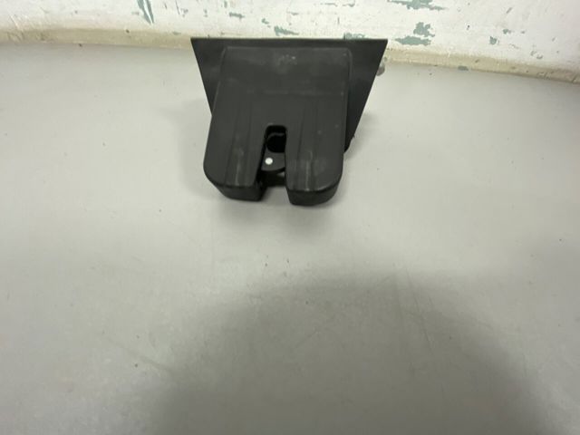 Замок дверей багажника 8R0827505 VAG