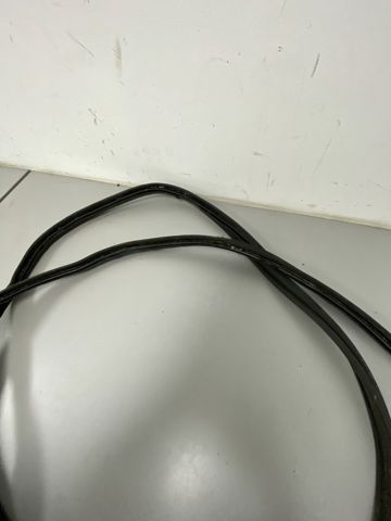 Прокладка кришки багажника 8R0827705D VAG