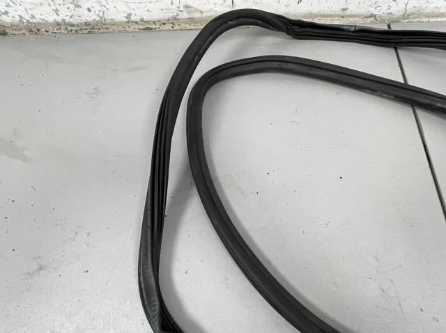 Ущільнювач двері передньої (на кузові) 8R0831721D VAG