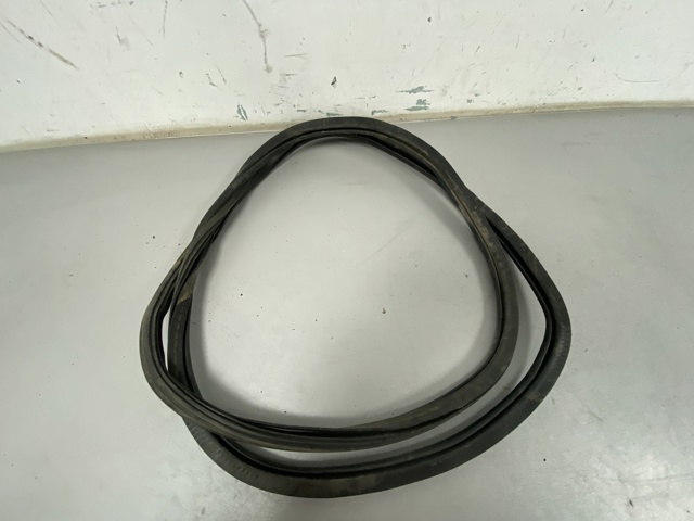Ущільнювач дверей задніх, (на двері) 8R0833721F VAG
