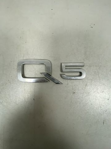 Фірмовий значок на кришку багажника 8R0853741 VAG