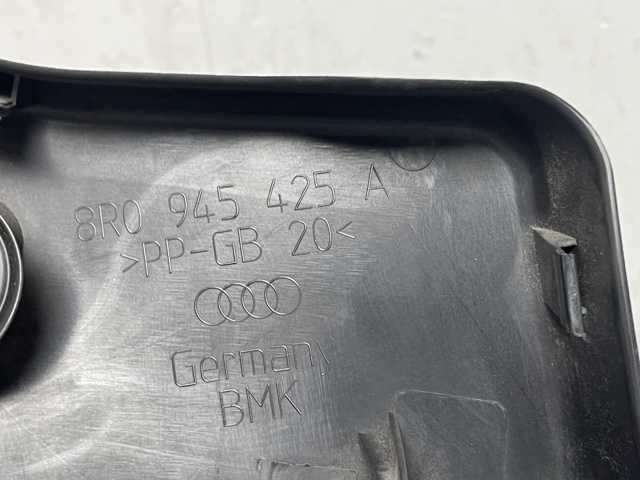 Накладка під задній ліхтар, лівий 8R0945425A VAG