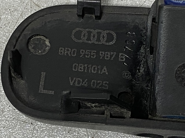 Форсунка омивача скла лобового, ліва 8R0955987B VAG