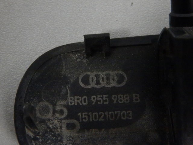 Форсунка омивача скла лобового, права 8R0955988B VAG