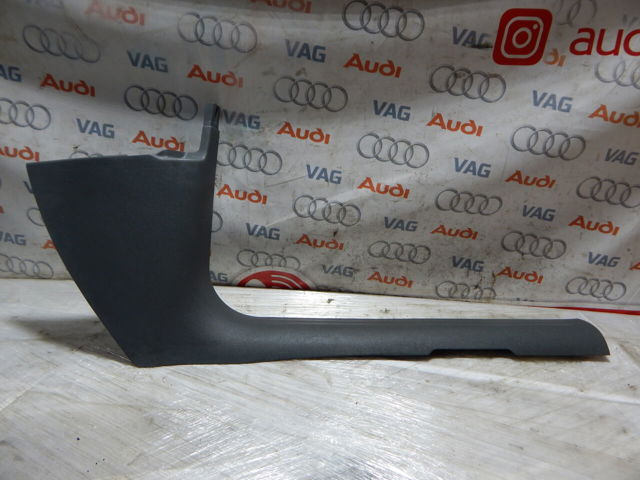 Обшивка стійки кузова внутрішня, передня права 8R1867272 VAG