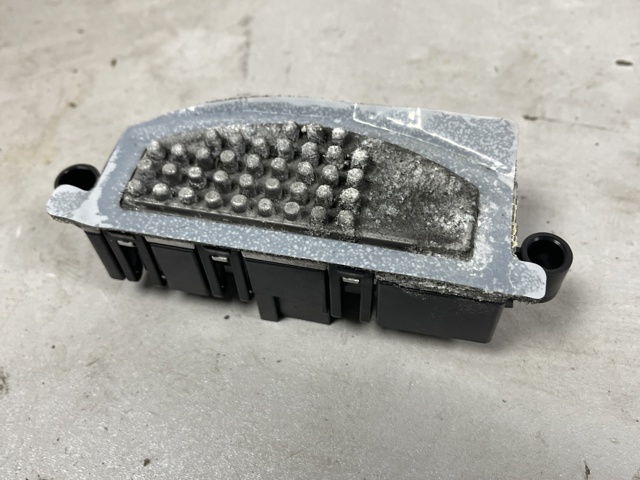 Регулятор оборотів пічки 8T0820521F VAG