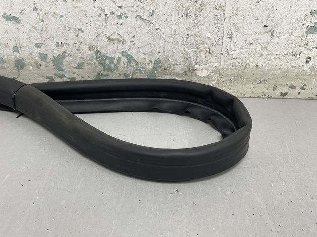 Ущільнювач під капот 8T0823723B VAG