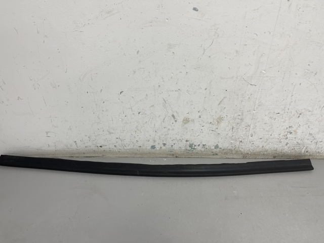 Гумка під капот 8T0823723B VAG