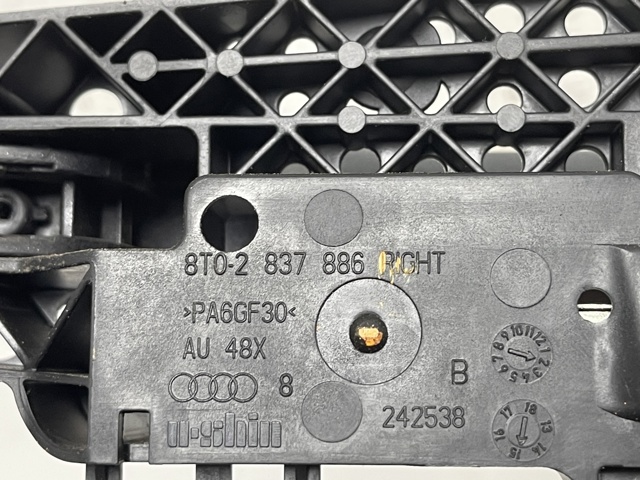 Тримач зовнішньої ручки дверей, задніх правих 8T0837886 VAG