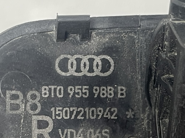 Форсунка омивача скла лобового, права 8T0955988B VAG