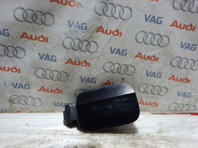 Люк б/бака 8T8809907 VAG