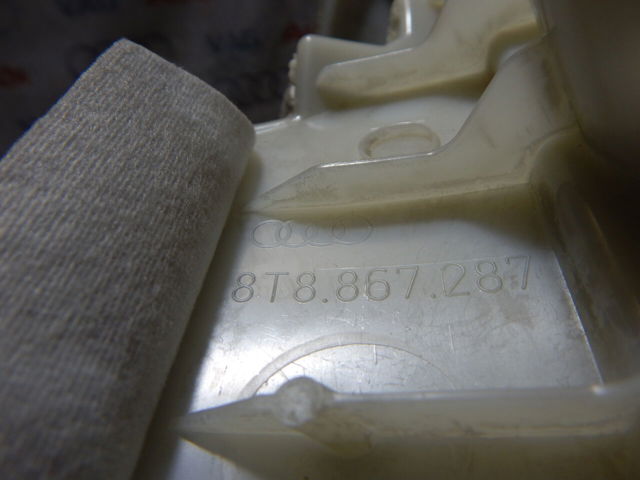 Обшивка стійки кузова внутрішня, задня ліва 8T8867287 VAG