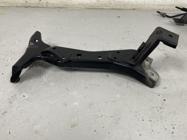 Кронштейн кріплення крила переднього правого, передній 8V0821136A VAG