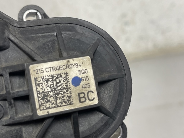 Мотор приводу гальмівного супорта заднього стояночної системи 8V0998281 VAG