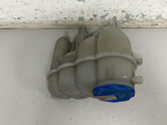 Водяний бачок системи охолодження 8W0121405E VAG