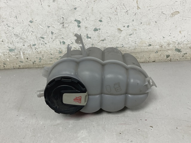 Розширювальний бачок охолодження 8W0121405G VAG