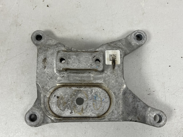 Кронштейн подушки КПП 8W0399118Q VAG