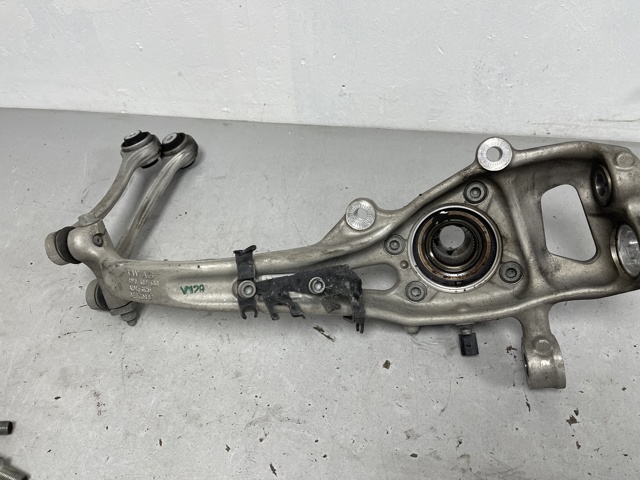 Цапфа поворотна права 8W0407242F VAG