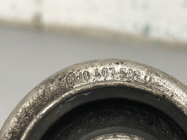 Важіль передньої підвіски верхній, лівий 8W0407509D VAG